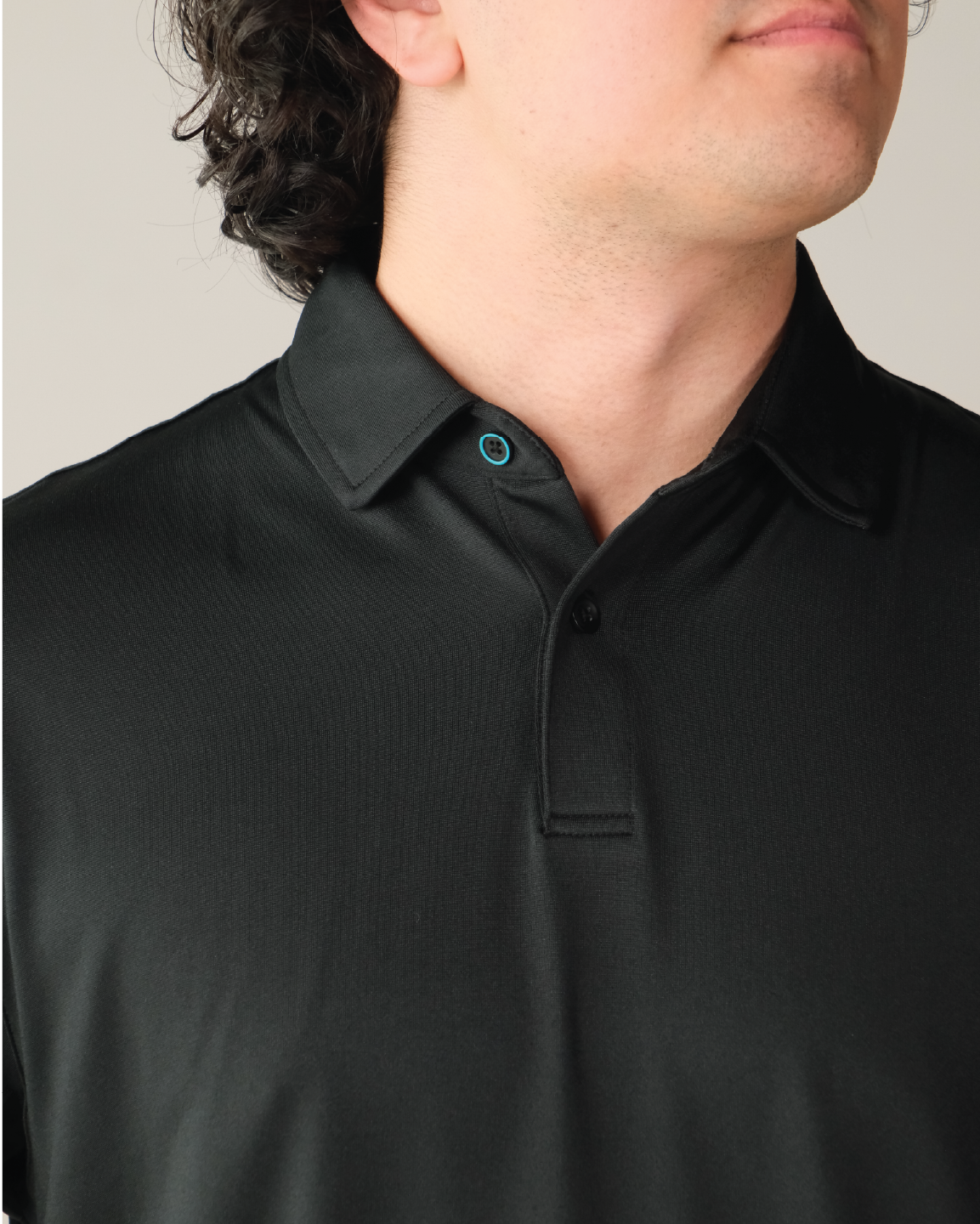 Detail pitch black polo shirt, blue top button ring